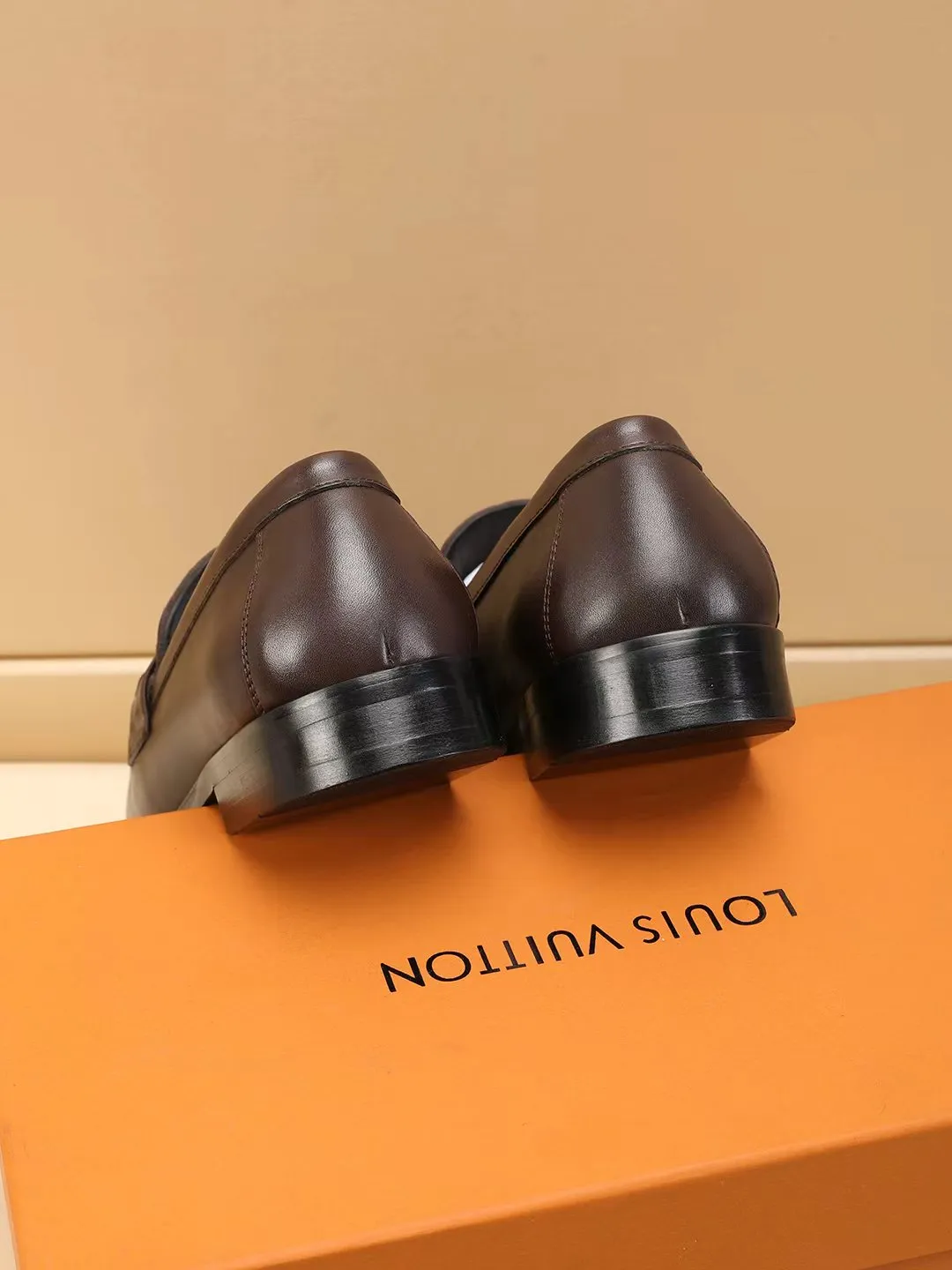 Men's shoes 440 💰 Louis Vuitton LV ® 🆕 model 🔛Full shoe counter, first layer cowhide, 🐂leather lined casual shoes for men, super soft outsole, essential for driving. Synchronized with the counter, original first layer cowhide, completely 1:1 mold customization🌹top version, color optional! Number: 39-44 (customized at 38.45.46)